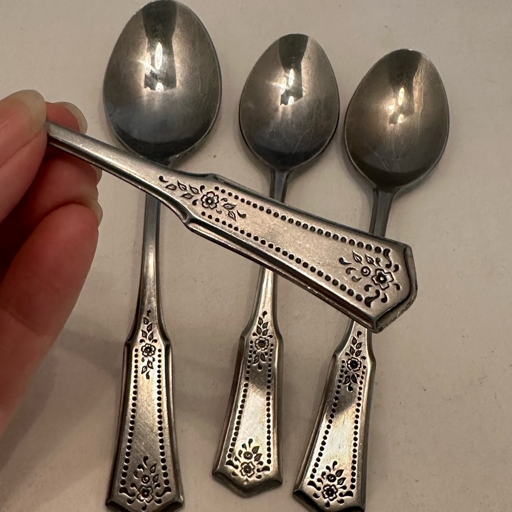 Elegant Silver Floral Flatware Set of 2 Soup Spoons 2 Teaspoons
